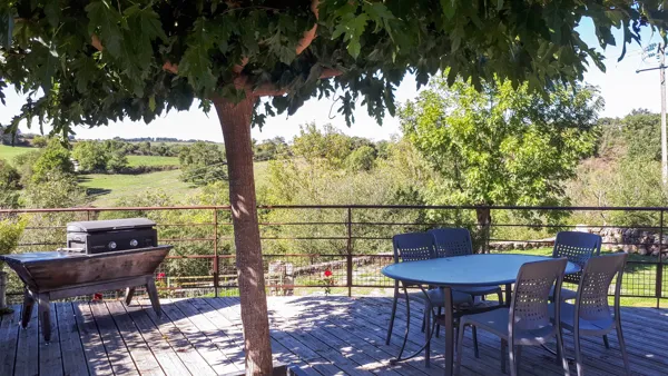 Gîte La Garde - La terrasse et la plancha pour vos grillades d'été, Gîte La Garde 12310 Gagnac