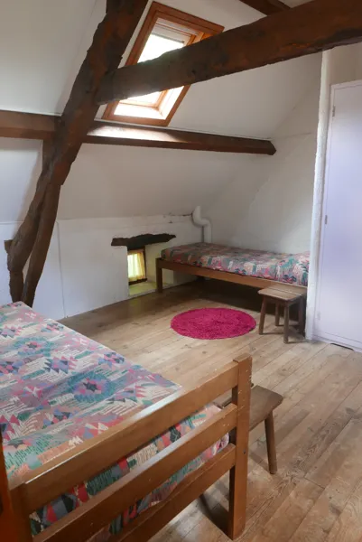Etage : chambre avec trois lits simples