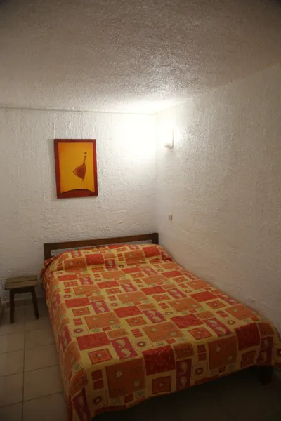 Chambre avec un lit double