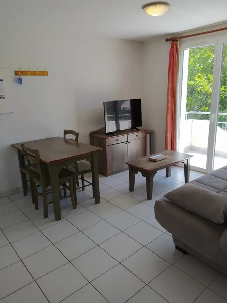 Jean Paul Spetebroot: Appartement 2 pièces avec balcon et accès à la piscine, Office de Tourisme des Causses à l'Aubrac