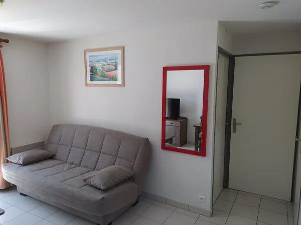 Jean Paul Spetebroot: Appartement 2 pièces avec balcon et accès à la piscine, Office de Tourisme des Causses à l'Aubrac