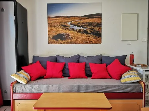 Le 63 de la Maison Bleue- Salon avec canapé tiroir 2 couchages soit séparés., Office de Tourisme des Causses à l'Aubrac