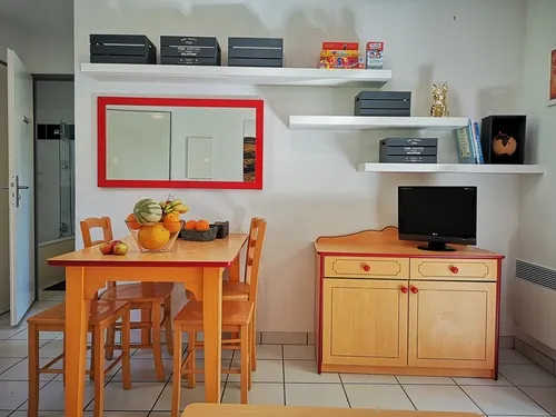 Le 63 de la Maison Bleue- Coin repas, Office de Tourisme des Causses à l'Aubrac