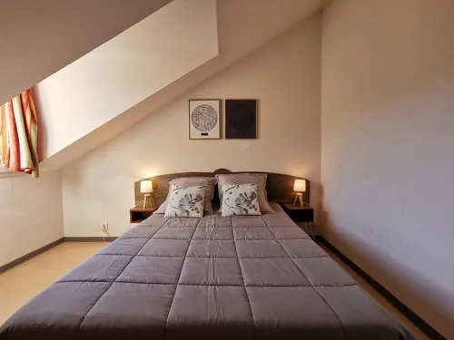 Le 11 de La Maison Bleue- Chambre avec un grand lit, Office de Tourisme des Causses à l'Aubrac