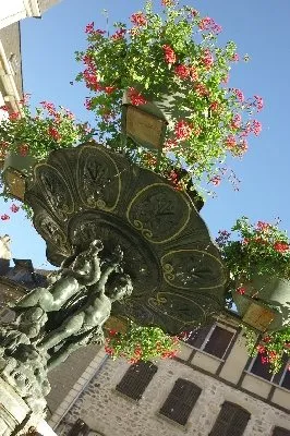 Fontaine de la Place du Marché à St Geniez d'Olt, OFFICE DE TOURISME INTERCANTONAL SAINT GENIEZ  / CAMPAGNAC