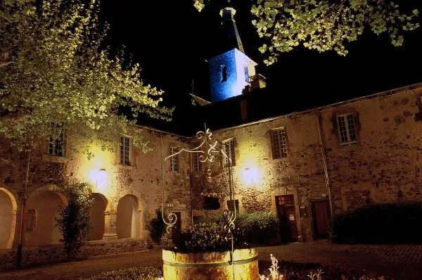 Le cloître des Augustins, de nuit, à St Geniez d'Olt, OFFICE DE TOURISME INTERCANTONAL SAINT GENIEZ  / CAMPAGNAC