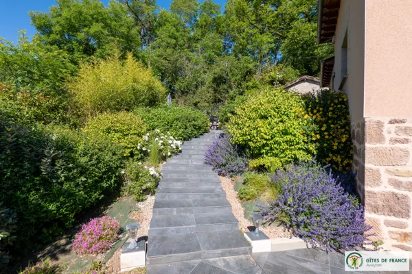 Vue de l'escalier qui mène de la terrasse du bas vers la terrasse du haut, FF