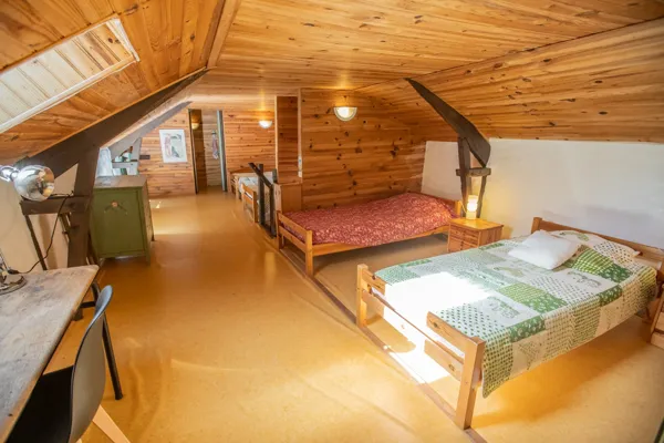 chambre à l'étage avec 4 lits , wc, petit climatiseur, armoire, commode, bureau, Greg Alric