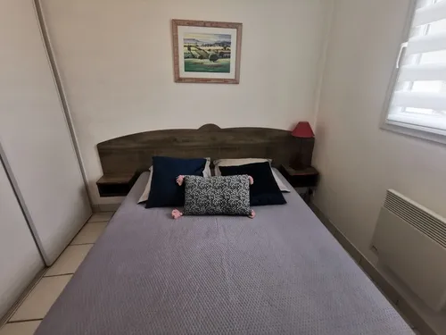 Le 2 de la Maison Bleue- Une des deux chambres avec un grand lit, Office de Tourisme des Causses à l'Aubrac