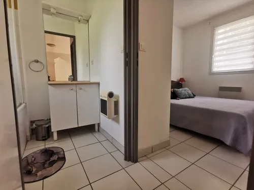 Le 2 de la Maison Bleue- Chambre et salle d'eau (avec douche), Office de Tourisme des Causses à l'Aubrac