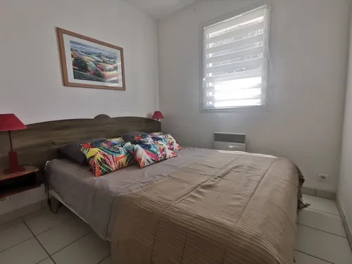 Le 2 de la Maison Bleue- L'autre chambre avec un grand lit., Office de Tourisme des Causses à l'Aubrac