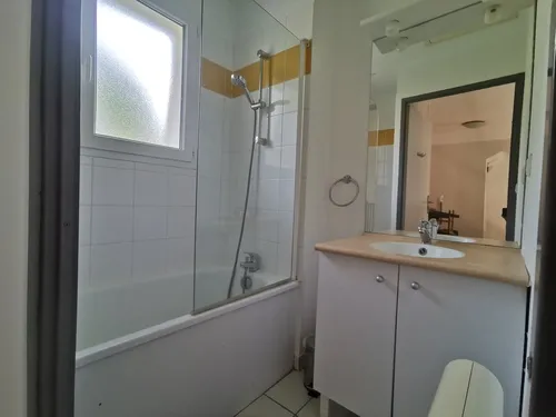 Le 2 de la Maison Bleue- Salle de bain avec baignoire à l'étage., Office de Tourisme des Causses à l'Aubrac