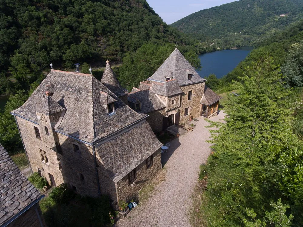 Le Château de Salamon dans son écrin de verdure, Château de Salamon