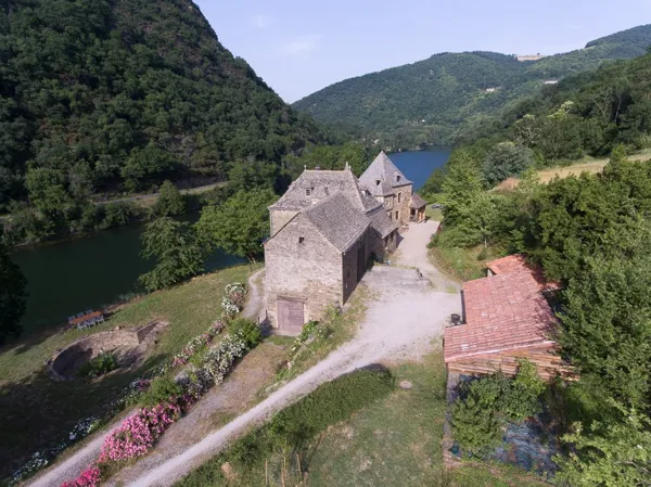 Arrivée au Château de Salamon, Château de Salamon