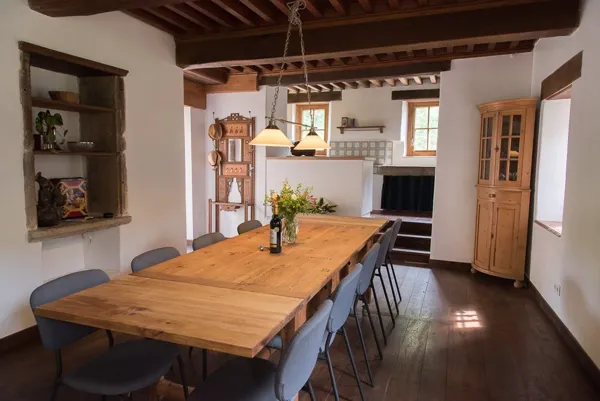 La salle à manger avec cuisine ouverte, Château de Salamon
