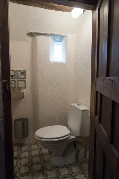 Toilette dans les escaliers, Château de Salamon