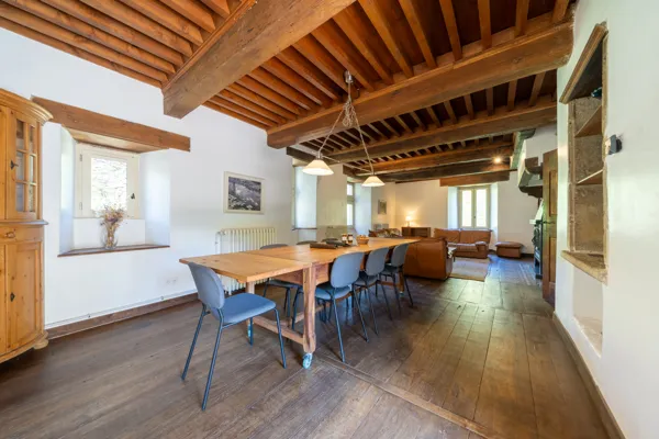 Un grand salon avec poutres à la française