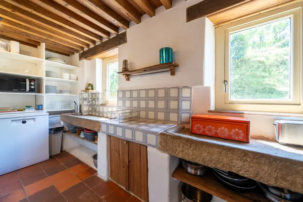 Cuisine ouverte avec éviers en pierre