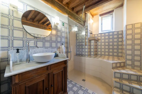 Salle d'eau avec douche à l'italienne au premier étage
