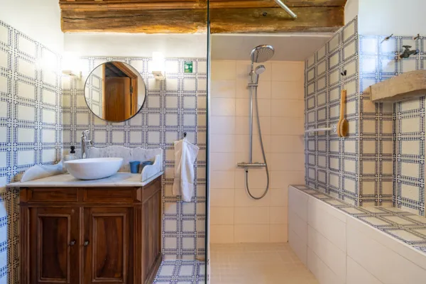 Salle d'eau avec douche à l'italienne au premier étage