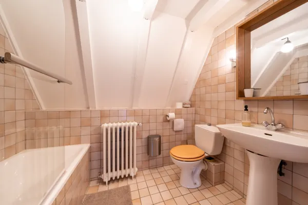 Salle d'eau avec bain/douche au 2ème étage