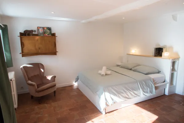 Studio accessible depuis l'intérieur du grand gîte avec lit 160x200 et lit-tiroir 90x200