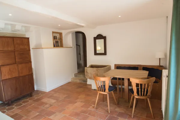 Petit salon au -1 avec accès vers l'escalier qui mène au grand salon