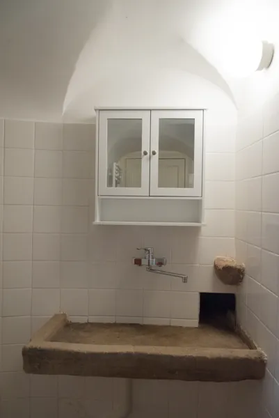 Salle d'eau avec évier en pierre