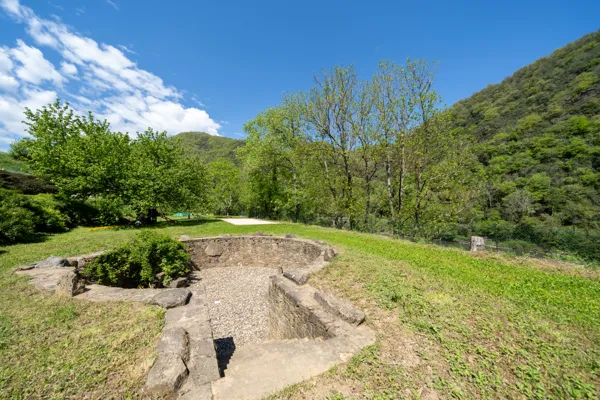 Jardin extérieur avec fruitiers, terrain de pétanque et jeux pour enfant