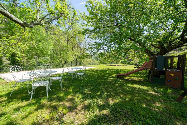 Jeux pour enfants à l'ombre du grand cerisier