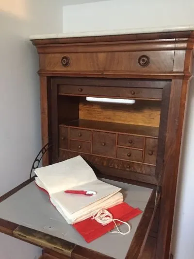 Le Chat Blanc - Chambres Coquelicot, OFFICE DE TOURISME DU PAYS DE ROQUEFORT ET DU ST-AFFRICAIN