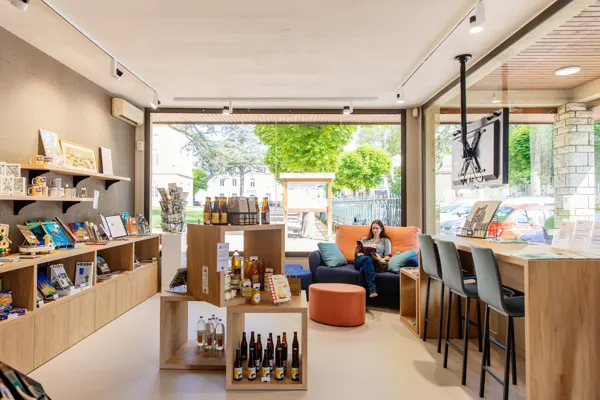 Office de Tourisme Ouest Aveyron - Bureau de Villefranche de Rouergue : espace boutique, lectures et Wifi, OT Villefranche-Najac