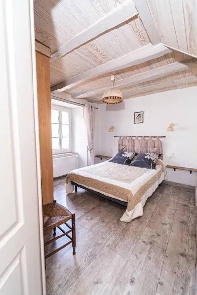 Chambre Viadène communicante avec Argence. Wc et salle de bain commune. Idéal pour couple avec enfants (sur demande), propriétaire