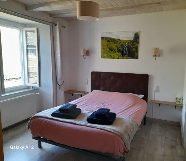 Chambre Viadène communicante avec Argence. Wc et salle de bain commune. Idéal pour couple avec enfants (sur demande)