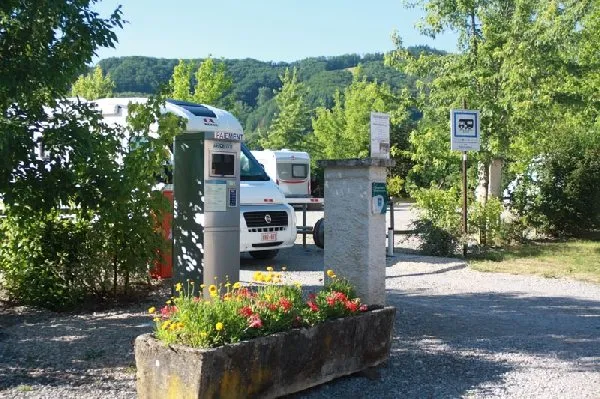 Aire de services municipale de camping-car à Sainte Eulalie d'Olt, OFFICE DE TOURISME INTERCANTONAL SAINT GENIEZ  / CAMPAGNAC