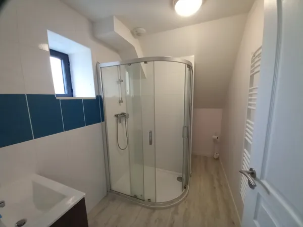 Salle de bain étage chambres avec lavabo, douche et WC