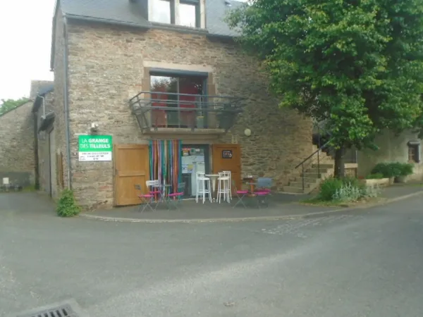Le bâtiment situé à l'entrée du village