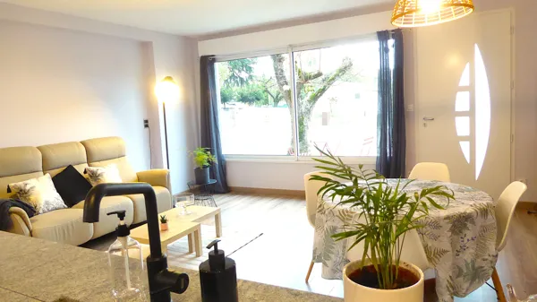 Pièce de vie avec cuisine tout équipée , salon (TV connectée) et espace repas