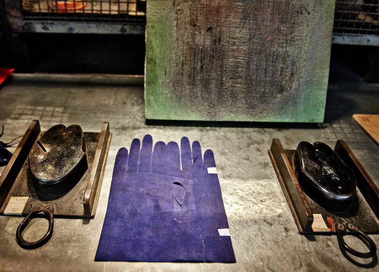 détail d'atelier Ganterie Millau Maison Fabre, Maison Fabre ganterie 2020