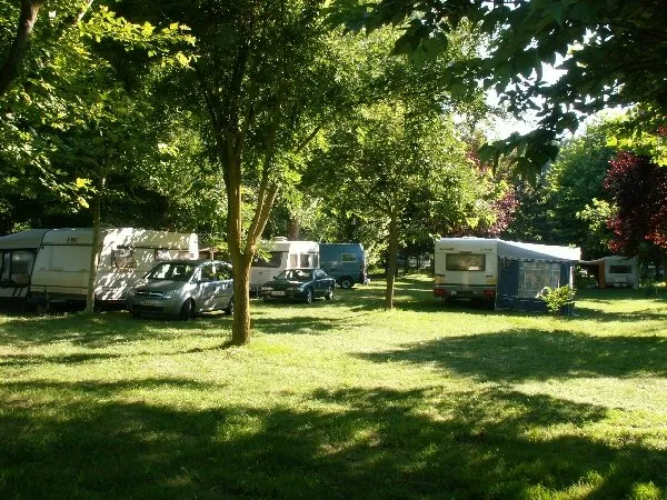 Emplacements ombragés, CAMPING LES CERISIERS