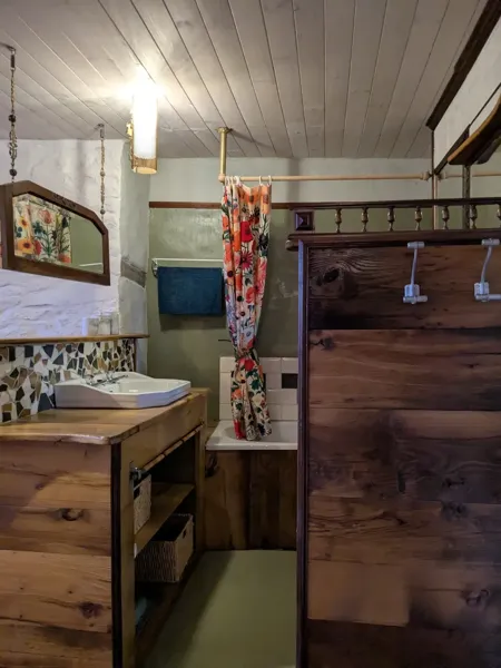 La Maison de Nana Rose - coin toilette de la chambre Églantine