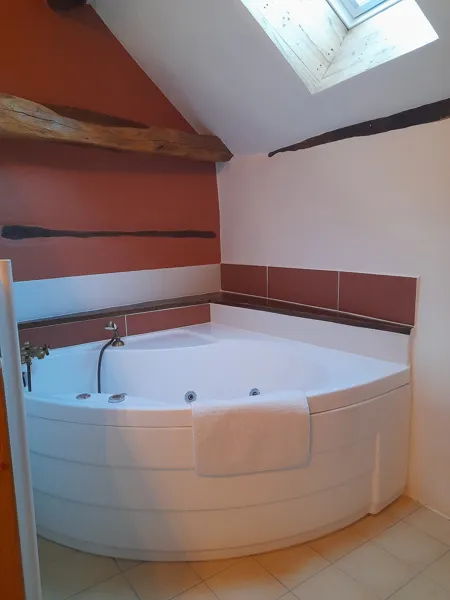 Chambre 2 - baignoire balnéo