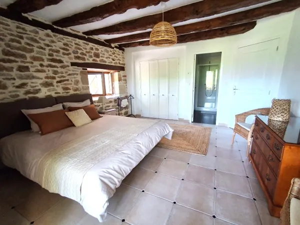 Chambre LIN avec sdd et toilettes privatives