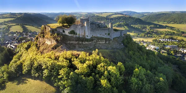 Visites guidées estivales de la cité médiévale et du château de Sévérac-le-Château, Florent DELTORT pour OT Causses Aubrac