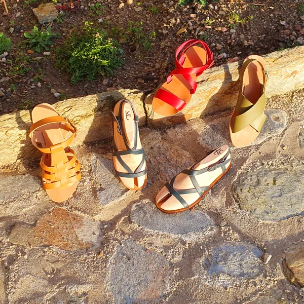 Atelier fabrication de sandales en cuir