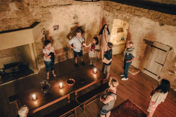 Les appartements de l'Abesse - Visite nocturne de St-Jean d'Alcas, ©V. Govignon - OT Larzac Vallées