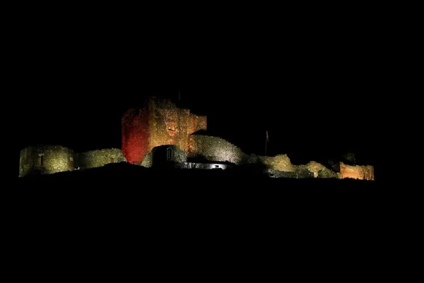 Château de Calmont-d'Olt vu du gîte le soir
