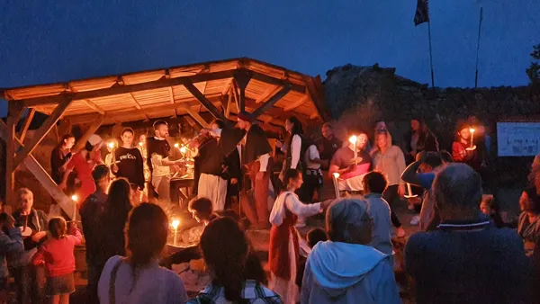 Feu de la Saint-Jean au Château de Calmont, OT Terres d'Aveyron