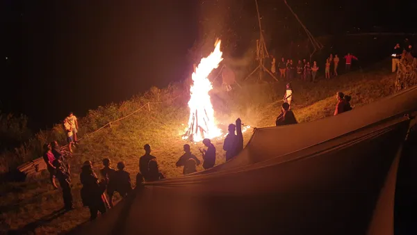 Feu de la Saint-Jean au Château de Calmont, OT Terres d'Aveyron
