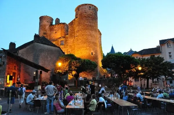 Château de Coupiac. Le marché de pays., Cliché Didier Panis